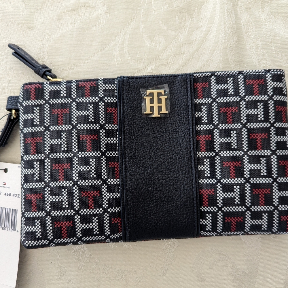 Tommy Hilfiger Single Zipper Wristlet